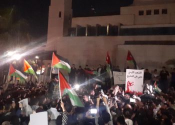 حشود الأردنيين تنتصر للمرابطين في المسجد الأقصى المبارك (شاهد)