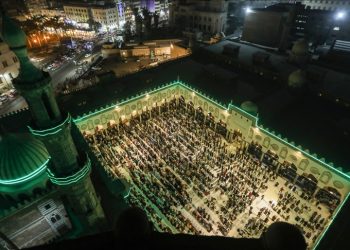 المصريون يؤدون صلاة التراويح عشية أول أيام رمضان