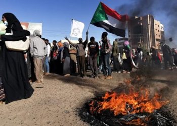 السودان.. اشتباكات بين الشرطة والمحتجين بعد رفع “الطوارئ” بيوم