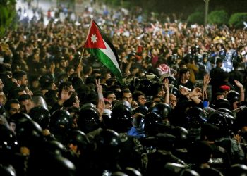 رفع الأسعار.. هل يعيد الأحزاب والحراك للشارع الأردني؟