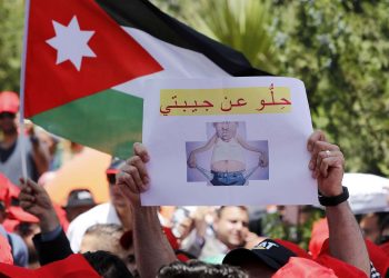 نخب تحذر: تأخر تشكيل حكومة إنقاذ وطني سيدخلنا في نفقٍ مظلم