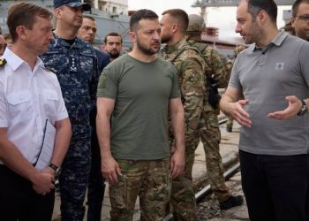 “إنها سفينة تركية”.. زيلينسكي يتفقد تحميل أول شحنة حبوب من أوكرانيا