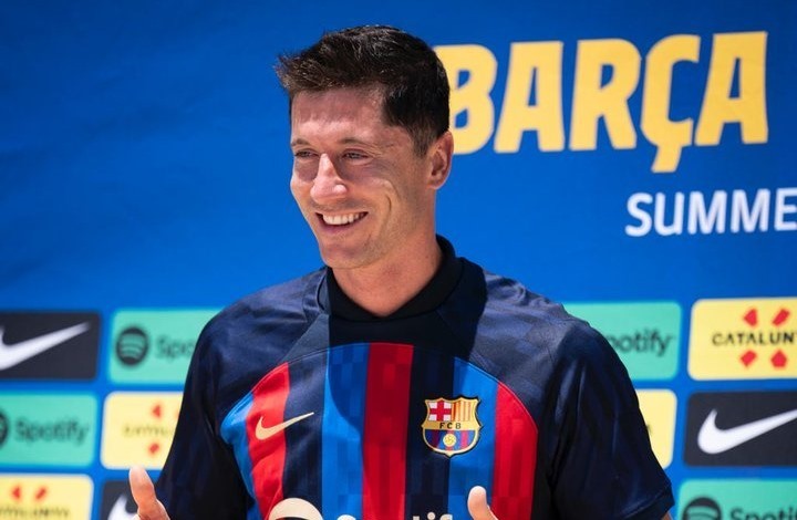 رسميا.. برشلونة يقدم نجمه الجديد ليفاندوفسكي في أمريكا