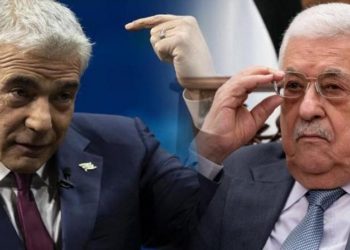 صحيفة عبرية: السلطة الفلسطينية “تستجدي” لابيد للقاء عباس