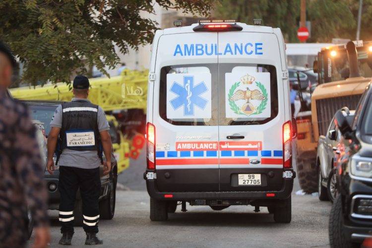 الدفاع المدني: إخلاء المباني المجاورة للعمارة المنهارة