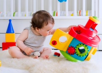 كيف تتعاملين مع الطفل العنيد والعصبي وفق عمره؟ وما أهم النصائح لتهذيبه؟