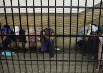 WSJ: ناجون يكشفون أساليب التعذيب في سجون مصر
