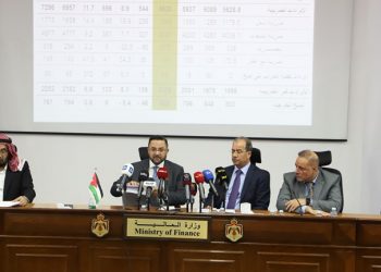 البشير لـ “البوصلة”: حديث الحكومة عن التعافي الاقتصادي مجرد “أمنيات”