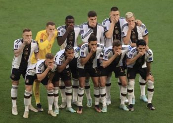 “منتخب الشواذ” هاشتاغ ساخر يجتاح مواقع التواصل بعد خروج ألمانيا من المونديال.. وتضامن كبير مع”أوزيل”