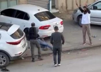 جريمة قتل شاب فلسطيني أعزل “بدمٍ باردٍ” تثير غضباً واسعًا ومطالباتٍ بالرد (شاهد)