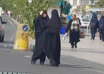 كيف تفاعل الإيرانيون مع قرار مراجعة قانون الحجاب؟