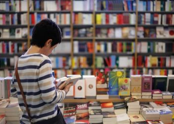 عقب إقرار الحكومة بالخطأ.. مطالبات بمواجهة “مشاريع خطيرة” تستهدف منظومة القيم