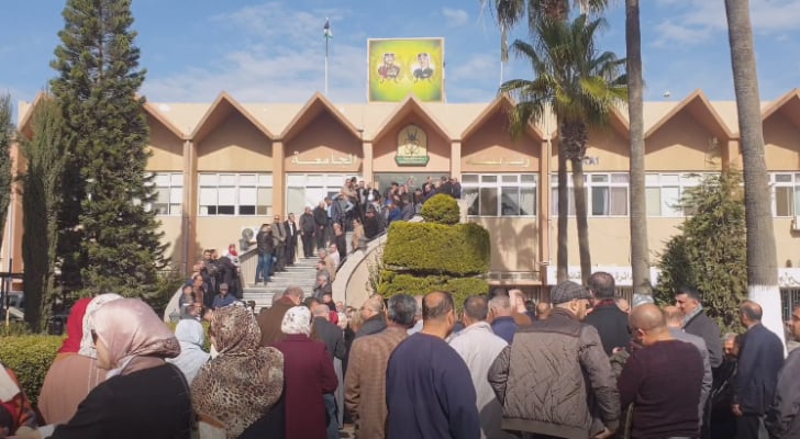 عاملو جامعة اليرموك يحتجون على تخفيض مخصصاتهم