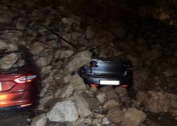 انهيار جدار استنادي على عدد من المركبات في السلط