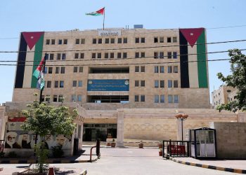عايش لـ “البوصلة”: هكذا أفقدت الحكومة “ديوان الخدمة” قيمته وهيبته وجعلت إلغاءه أمرًا حتميًا