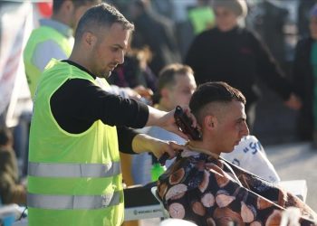 زلزال تركيا.. حلاقون يبادرون إلى مساعدة المتضررين