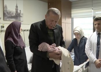 أردوغان يطلق اسم “عائشة بتول” على مولودة لأم ناجية من الزلزال