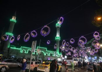 خبير لـ “البوصلة”: السيولة تنعش الأسواق والحكومة مطالبة بتحسين “اقتصاد المواسم”