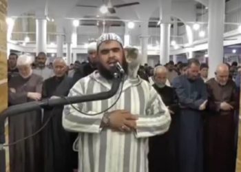 تفاعل كبير مع فيديو لقطة اعتلت كتف إمام جزائري في صلاة التراويح (شاهد)