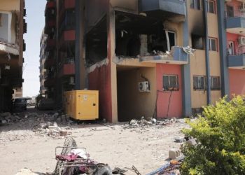 سكان الخرطوم يحاولون الفرار رغم مخاطره مع تبديد الحرب فرحة العيد