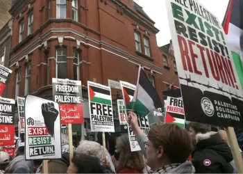 تظاهرة غاضبة أمام سفارة إسرائيل في لندن احتجاجا على اقتحام الأقصى (شاهد)