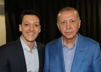 أوزيل يؤكد دعمه لأردوغان بعد واقعة إهانة محجبات في مقهى