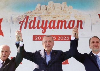 أردوغان يزور مناطق الزلزال.. ويوجه رسالة حادة للمعارضة (شاهد)