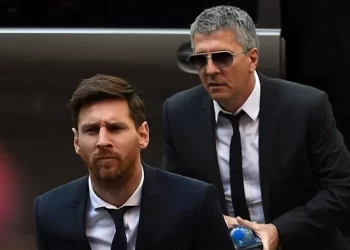 والد ميسي يصدم برشلونة ويزف بشرى سارة لعشاق الهلال السعودي