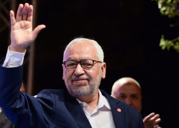 “لست وحدك أيها الشيخ العنيد”.. ابنة الغنوشي تهديه أغنية بعيد ميلاده الـ82 (فيديو)