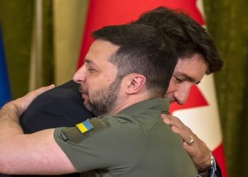 محلل سابق في “CIA”: واشنطن قد تضحي بزيلينسكي لتجنب “النووي” مع روسيا