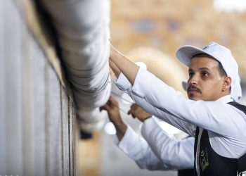 شاهد.. لماذا يرفع ستار الكعبة 3 أمتار قبل الحج؟