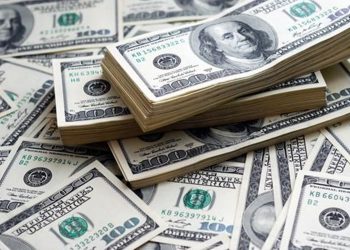 الدولار يتراجع عن أعلى مستوى له في شهرين