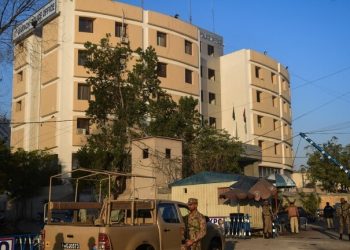 باكستان.. مقتل شرطيين وإصابة آخرين بهجوم شنته “طالبان” على مدينة بيشاور