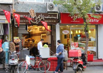 كيف يرى نشطاء وخبراء تصاعد “العنصرية ضد العرب” في تركيا ؟