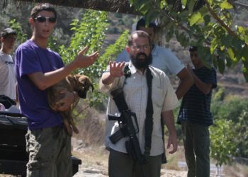 مستوطنون يحرقون شاحنة لفلسطيني في نابلس (صورة)