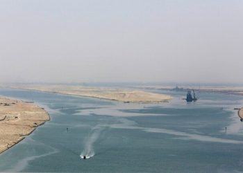 مصر.. انتشال القاطرة الغارقة في قناة السويس