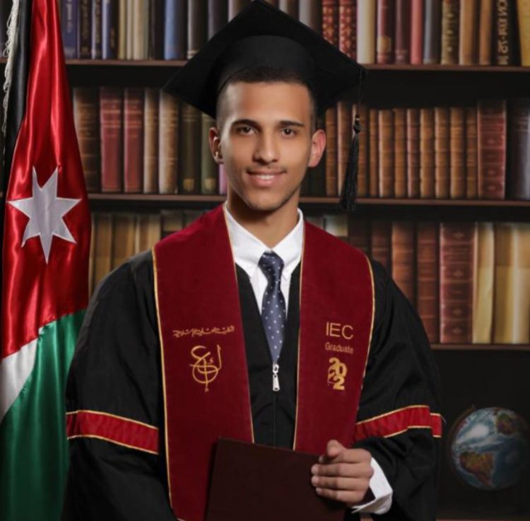 حمزة الحاج علي يتفوق على السرطان بـ 99.1 بالمئة في "التوجيهي"