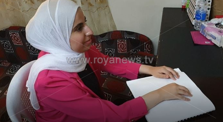 طالبة كفيفة من عائلة فاقدة للبصر تتحدى الظروف القاهرة وتتخطى التوجيهي (شاهد)