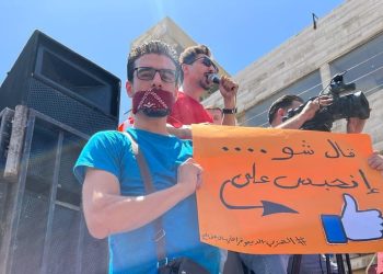 من المسؤول عن تعليقات الزوار على منصات التواصل الإجتماعي؟