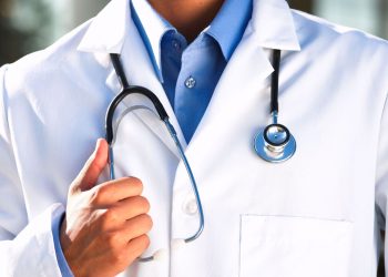 الخدمات العامة: العمال ضحايا خلاف نقابة الأطباء مع شركات التأمين