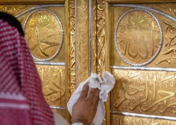 غسل الكعبة المشرفة بخليط ماء زمزم والورد (شاهد)