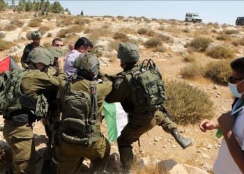 إصابات في هجوم لمستوطنين على قرية فلسطينية بالضفة