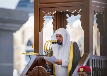 الشيخ المعيقلي يفقد وعيه خلال صلاة الجمعة بالحرم المكي (شاهد)