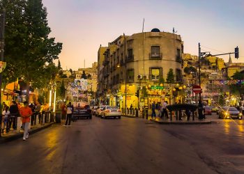 قطاعات تجارية جديدة تطالب بتحديد ساعات العمل في عمّان