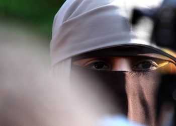 “بلومبرغ”: سويسرا تحظر ارتداء “النقاب” وكل ما يغطي الوجه