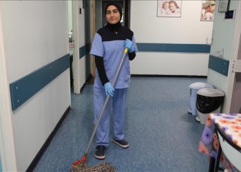 حكاية عاملة نظافة تركية تدرس الطب في نفس الجامعة