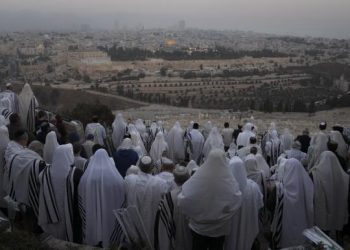 طقوس للمستوطنين على جبل عيبال قرب نابلس لليوم الرابع