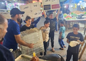 توزيع حلوى في الأردن احتفاءً بـ “طوفان الأقصى”(شاهد)