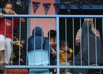 “أونروا”: ارتفاع عدد النازحين بمدارسنا في غزة إلى 220 ألفا