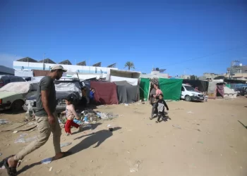 يخلعون ملابسهم لتدفئة صغارهم.. أهل غزة في مهب القصف والمطر
